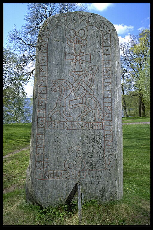 Runes written on runsten, blågrå glimmerrik gnejs. Date: V